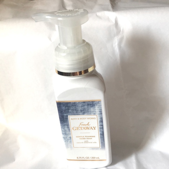 NWT Bath & Body Works Fresh Getaway Gentle Foaming Hand Soap 8.75 fl oz. - Picture 1 of 8